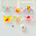 Vue détaillée de magnets de réfrigérateur papillon en résine lumineuse colorée et charms DIY - Type Magnétique (Sans Carte de Tête) / Lot de 6 / Fleur de Papillon Lumineuse