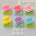 Vista detallada de seis flores de resina de colores con puntos adhesivos para manualidades - Juego de Flores de Durazno Adhesivas (Sin Tarjeta) / Juego de 6