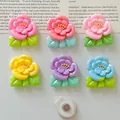 Primer plano de imanes de flores de resina de colores para manualidades y neveras - Juego de Flores de Durazno Magnéticas (Sin Tarjeta) / Juego de 6