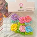 Primer plano de accesorios de flores de resina de colores para manualidades - Juego de Flores de Durazno Adhesivas (Con Tarjeta) / Juego de 6