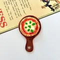 Detailansicht eines handgefertigten Miniatur-Pizza-Modells auf kleinem Holzbrett - Minzpizze (Mit Tablett)