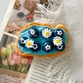 Gros plan détaillé sur un accessoire de gâteau aux bleuets en résine pour bricolage - Myrtille Magnétique