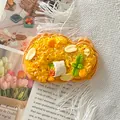 Gros plan détaillé d'un aimant à toast réaliste en résine pour réfrigérateur - Miettes de Pain Magnétique