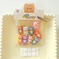 Vue détaillée de breloques en résine de chat coloré pour les loisirs créatifs DIY - Avec Carte d'En-tête / Adhésif sans trace / Ensemble de 9 Pièces