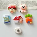 Détail de mignons aimants pour chien en résine montrant divers modèles et le dos aimanté - Chien de Jardin (Magnétique) / 5 Pièces (Sans Carte de Tête)