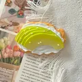 Détail d'un aimant de réfrigérateur en résine réaliste en forme de toast à l'avocat - Mangue Magnétique