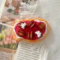 Detailaufnahme eines realistischen Harz-Obsttoast-Magnets mit glänzend roter Marmelade - Sternfrucht