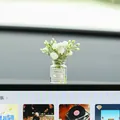 Détail de fleurs blanches artificielles dans un petit vase en verre sur un tableau de bord - Avec Colle Sans Trace / Fleurs de Jasmin Blanc