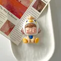 Gros plan détaillé d'une figurine de fille en résine déguisée en canard pour le bricolage. - Costume de Poulet