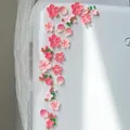 Detalle de imanes de nevera 3D de flores de durazno en una superficie blanca - Estilo Magnético Flor de Melocotón / Juego de 8 / Rosa