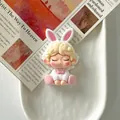 Vue détaillée d'un accessoire mignon en résine de fille blonde avec oreilles de lapin - Costume de lapin