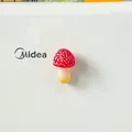 Vista ravvicinata dettagliata di un magnete da frigorifero realistico a forma di fungo rosso - Fungo a Cappello Rosso
