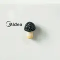 Vista dettagliata di un magnete da frigorifero a forma di fungo nero 3D simulato - Fungo a Cappello Nero