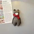 Calamita da frigo con coniglio in tessuto grigio e sciarpa rossa su fondo minimale - Orso con Sciarpa