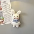Dettaglio di un simpatico magnete da frigo a forma di coniglio in maglia bianca - Coniglio Bianco Con Orecchie Lunghe