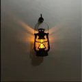 Aimant de réfrigérateur créatif lanterne noire vintage avec une lumière LED chaude décorative - Lampe à Pétrole Rétro + Crochet Magnétique