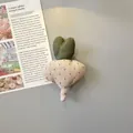 Calamita da frigo artigianale in tessuto a forma di ravanello con foglie su fondo grigio - Carota