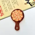 Detaillierte Makroaufnahme einer Miniatur-Harzpizza auf einem Holzpaddel-Zubehör. - Garnelenpizza (Mit Tablett)