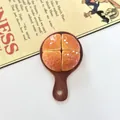 Detailansicht von Miniatur-Resin-Brot auf einem Holzbrett für das Puppenhaus-Spiel - Käsebrötchen (Mit Tablett)