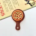 Primo piano di una pizza in miniatura ai peperoni su una piccola pala in legno per bambole - Pizza al Bacon (Con Vassoio)