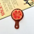 Primo piano di una pizza in miniatura con fragole su un tagliere per casa delle bambole - Pizza Formaggio e Fragola (Con Vassoio)