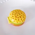 Nahaufnahme von 3D-Magneten in Burgerform für die Kühlschrankdekoration - Gelb