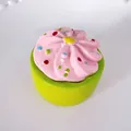 Detailansicht eines 3D-Cupcake-Kühlschrankmagneten mit rosa Glasur und Streuseln - Rosa