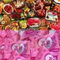 Vue détaillée de divers aimants de frigo miniatures et pochettes surprises roses. - Style Nourriture et Cuisine / Lot de 8