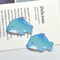 Detailansicht glitzernder blauer Delfin-Acryl-Anhänger für DIY-Haarspangen und Schmuck - Delfin / 5,2x3,5cm