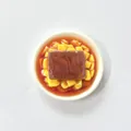 Makro-Draufsicht mit realistischen Texturen eines 3D-Simulation-Lebensmittel-Kühlschrankmagnets - Schweineblut Tofu Stil