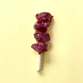 Gros plan d'un aimant de réfrigérateur en forme de brochette de viande 3D réaliste - Brochette de bœuf rôtie