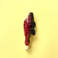 Détail de la texture glacée réaliste d'un aimant de réfrigérateur en forme de poisson grillé - Brochettes de Poisson Grillé au Sel