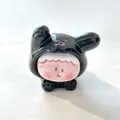 Macro detail van schattig Lizzi hars beeldje met glanzend zwarte kap voor decor - Zwart