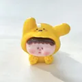 Detailopname van een schattig geel puppy-karakter van hars voor creatieve DIY-projecten - Geel
