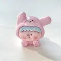 Gedetailleerd vooraanzicht van een schattig roze hars miniatuurfiguur in een konijnenpak - Lichtroze
