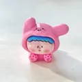 Detailopname van een schattig roze kunsthars figuurtje voor bureau decoratie - Dieproze
