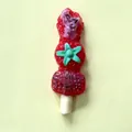 Vue macro détaillée d'un aimant de réfrigérateur en forme de brochette de fruits 3D - Brochettes de Sushi à la Tomate