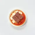 Detail eines kreativen 3D-Lebensmittelmagneten mit realistischem Blut-Tofu-Design - Schweineblut Tofupudding Stil