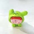 Detailopname van een schattig Liz-harsfiguurtje met groene konijnenkap voor bureau - Groen
