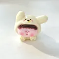 Gedetailleerde close-up van een schattig hars minifiguurtje met puppykap voor DIY-ambacht - Wit