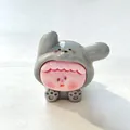 Detailopname van een schattig hars puppyfiguurtje met een roze gezichtje - Grijs