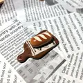 3D ρεαλιστικό μαγνητάκι ψυγείου από ρητίνη ψωμί μπρέτσελ σε ξύλινη σανίδα κοπής - Μαγνητάκι Ψυγείου Μπαγκέτα
