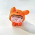 Detailopname van een schattig oranje hondenbeeldje van hars voor DIY-knutselprojecten - Oranje