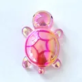 Dettaglio di una mini statuetta di tartaruga in resina galvanizzata rosa iridescente - Rosa Galvanico