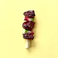 Aimant de frigo 3D brochette de barbecue réaliste avec détails de viande et légumes - Brochettes d'Agneau