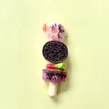 Gros plan détaillé d'un aimant de réfrigérateur en forme de mini-brochette BBQ en 3D - Brochettes de Crevettes et de Bœuf