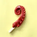 Détail d'un aimant de réfrigérateur 3D réaliste en forme de tentacule de poulpe grillé - Brochettes de Tentacules de Calmar