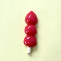 Gros plan d'un aimant de réfrigérateur réaliste en forme de brochette de fraises - Brochettes d'Aubépines Confites
