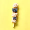 Vue détaillée d'un aimant de réfrigérateur réaliste en forme de brochette de BBQ 3D - Brochettes de Boulettes de Poisson aux Fruits de Mer