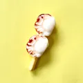 Aimant de nourriture réaliste montrant deux coquilles Saint-Jacques grillées sur fond jaune. - Brochettes de Chair de Saint-Jacques